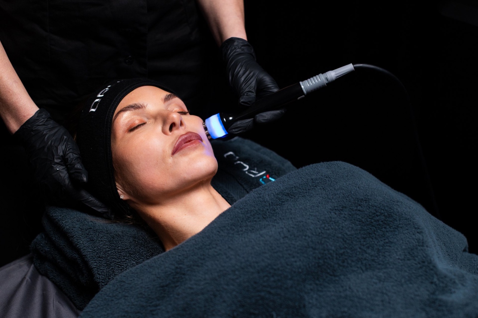 Facial treatment with INGLOW at a clinic